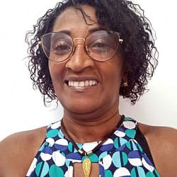 Aparecida do Carmo Maria Campos - Tida. O apelido é de família, casada, dois filhos adultos, bacharel em Assistência Social, Mestranda em Assistente Social, fazendo doutorado.