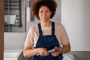Imagem de Mulher trabalhadora na manutenção de casa