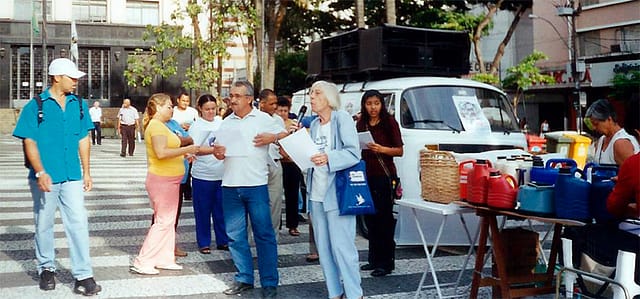 Abril/2004: Praça da Pedra com os Desempregados. Conversa sobre 1º de Maio e a Reforma Trabalhista.