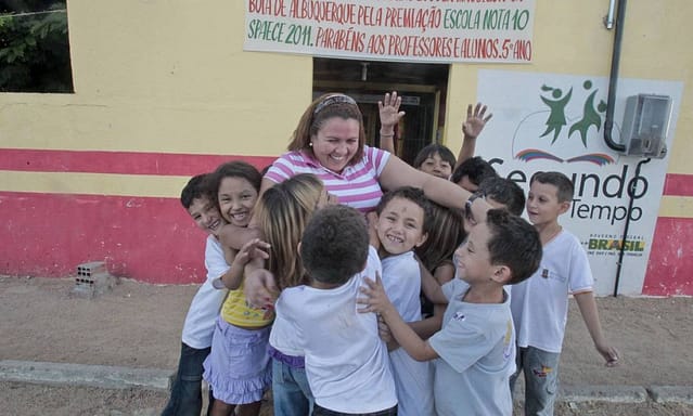 A ESCOLA PÚBLICA PRECISA SER ABRAÇADA
