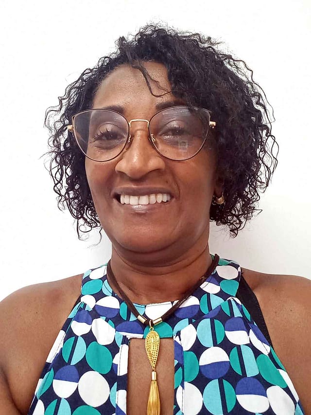 Aparecida do Carmo Maria Campos - Tida. O apelido é de família, casada, dois filhos adultos, bacharel em Assistência Social, Mestranda em Assistente Social, fazendo doutorado.